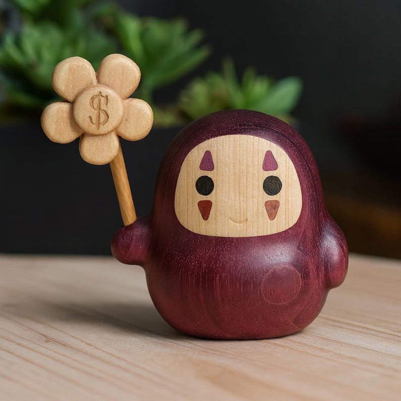 Op de afbeelding: Een houten beeldje van een personage met een paars lichaam en een licht houten gezicht, met een bloem met een dollarteken. Het beeldje heeft zwarte ogen en rode en bruine accenten. De bloem is van licht hout.