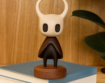 Handcrafted Walnut Hollow Knight Figurine – Cute Hollow Knight Wood Desk Sculpture – Natural Wood Collectible Gifts Gift For Him
