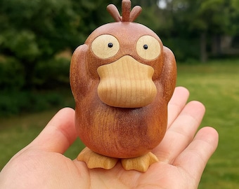 Handgemaakt houten Psyduck-beeldje - schattig Psyduck-geïnspireerd bureaubeeldje - natuurlijk houten verzamelgeschenk voor Pokémon-fans. Cadeau voor hem.