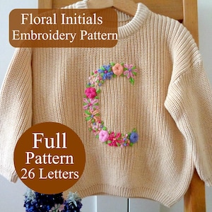 Puede incluir: Suéter color crema con un diseño floral bordado con la letra "C". El bordado presenta flores rosas, azules y verdes. El texto "Floral Initials Embroidery Pattern" y "Full Pattern 26 Letters" se muestra en la imagen.