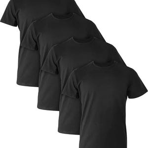 Op de afbeelding: Vier zwarte t-shirts met ronde hals zijn diagonaal gerangschikt. De shirts met korte mouwen zijn gemaakt van een effen, donkere stof. De shirts zijn netjes opgestapeld en tonen het eenvoudige ontwerp en de kleur.