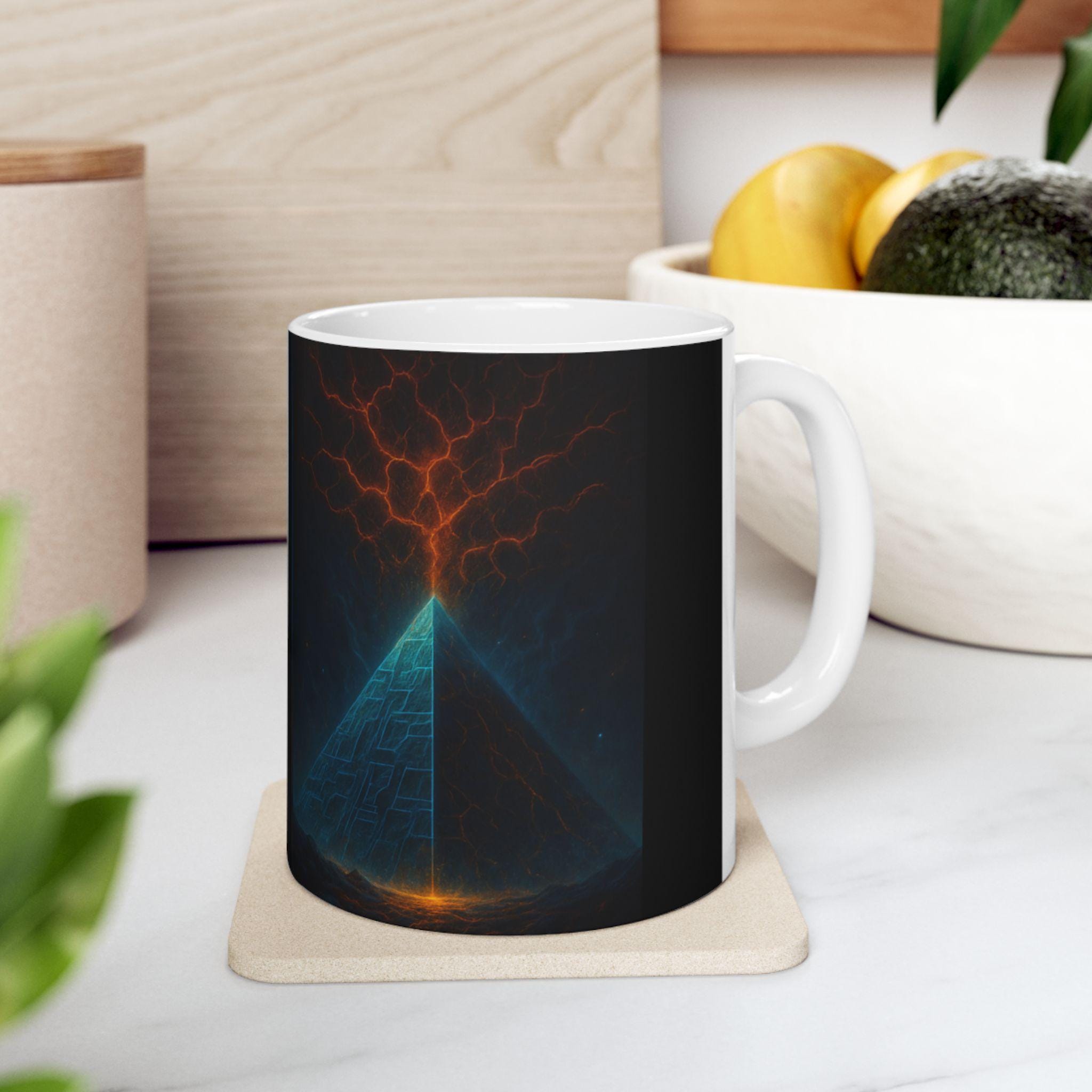 Taza de cerámica Pyramid Energy - Estampado vibrante, apta para microondas, sin plomo.
