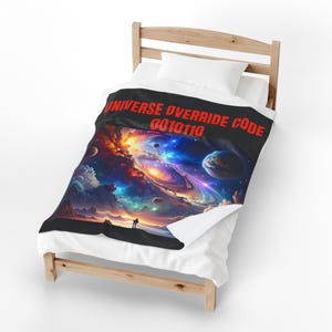 Peut inclure: Une couverture noire avec un motif de galaxie vibrant, avec des nébuleuses tourbillonnantes, des planètes et une silhouette. La couverture porte le texte "UNIVERSE OVERRIDE CODE 0010110" en rouge.