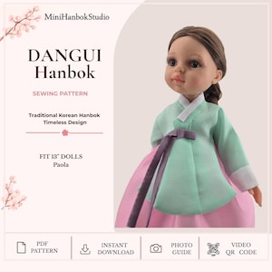以下が含まれることがあります： ライトグリーンとピンクのタンウィ・ハンボクを着た人形。テキストにはMiniHanbokStudio、DANGUI Hanbok、SEWING PATTERN、Traditional Korean Hanbok Timeless Design、FIT 13" DOLLS Paola、PDF PATTERN、INSTANT DOWNLOAD、PHOTO GUIDE、VIDEO QR CODEと書かれています。