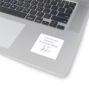 Op de afbeelding: Een witte vierkante sticker met de tekst "I make terrible math puns... but only periodically" en een grafische illustratie. De sticker zit op een laptop.