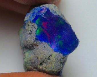 天然エチオピア産オパール原石：27カラットのブルーファイアクリスタル