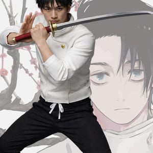 Pode incluir: Uma pessoa de jaqueta branca e calças pretas segurando uma espada com uma empunhadura vermelha e dourada. A pessoa está em posição de combate. Uma ilustração de desenho animado de uma pessoa com cabelo preto e olhos azuis está ao fundo.