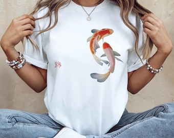 Koi Fisch Grafik T-Shirt, Entspanntes Unisex Shirt, Naturliebhaber Kleidung, Ideales Geschenk für Kunstliebhaber, Nishikigoi Kunst mit Kanji