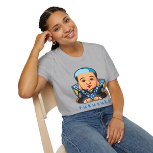 Fukusuke-T-Shirt, japanisches Glücksbringer-Shirt, Unisex-Softstyle-Shirt, Kawaii-Grafik-T-Shirt, süßes Geschenk für Freunde Bild 7