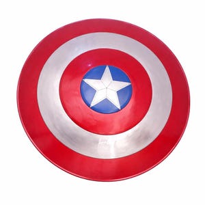 Pu&ograve; includere: Uno scudo rotondo con un anello esterno rosso, un anello centrale argentato e un centro blu. Una stella bianca a cinque punte &egrave; al centro. Lo scudo &egrave; una replica dello scudo di Captain America.