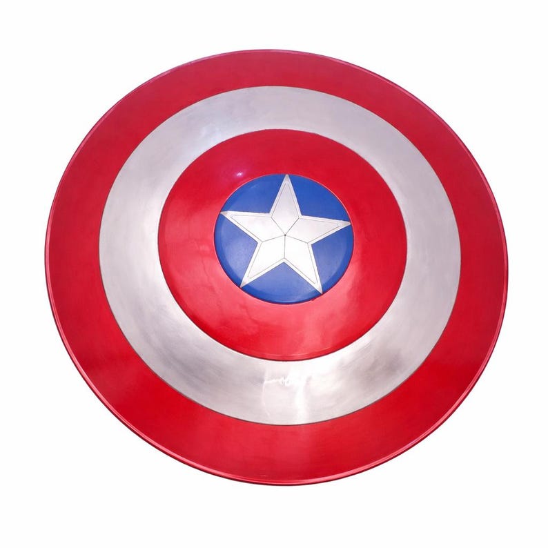 Pu&ograve; includere: Uno scudo rotondo con un anello esterno rosso, un anello centrale argentato e un centro blu. Una stella bianca a cinque punte &egrave; al centro. Lo scudo &egrave; una replica dello scudo di Captain America.