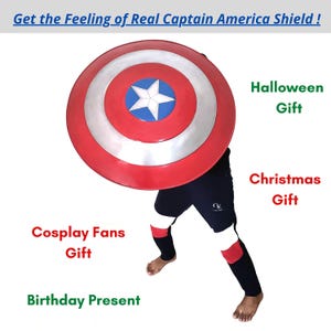 Pu&ograve; includere: Uno scudo di Captain America rosso, bianco e blu. Lo scudo presenta una stella bianca su un cerchio blu, una fascia argentata e un anello esterno rosso. Il testo sull'immagine recita "Get the Feeling of Real Captain America Shield!"