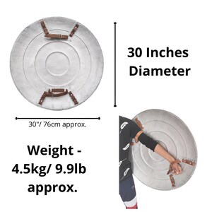 Pu&ograve; includere: Uno scudo rotondo color argento, con un diametro di 76 cm. Lo scudo presenta cerchi concentrici e cinghie in pelle marrone per l'impugnatura. Il peso &egrave; di circa 4,5 kg.