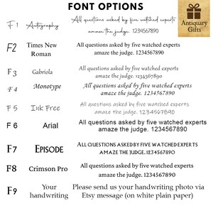 Pu&ograve; includere: Opzioni di font visualizzate su sfondo bianco. Sono mostrati nove stili di font, ciascuno con una frase di esempio e un numero di telefono. Il testo include "Autography", "Times New Roman", "Gabriola", "Monotype", "Ink Free", "Arial", "EPISODE", "Crimson Pro" e "Your handwriting".