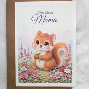 Può includere: Biglietto d'auguri con uno scoiattolo dei cartoni animati che tiene una margherita, circondato da fiori colorati. Il testo "Alles Liebe Mama" è scritto in corsivo. Il biglietto è inserito in una busta marrone.