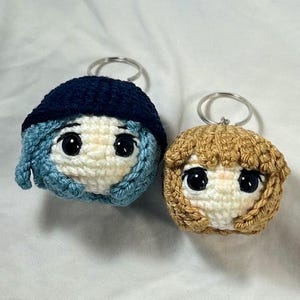Chloe und Max inspiriert Schlüsselanhänger | Gehäkelte Amigurumi | Indie Videospiel-Inspiriert | Fan Art Accessoires für Gamer | Passende Schlüsselanhänger