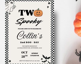 以下が含まれることがあります： ハロウィーンをテーマにした招待状。白黒の市松模様のボーダー。テキストは「Two Spooky」で、カボチャのグラフィック付き。招待状は、10月28日午後5時のコリンの2nd Boo-Day用です。