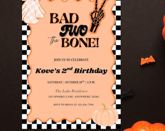 Peut inclure: Invitation d'anniversaire sur le thème d'Halloween avec le texte "BAD TWO the BONE!" et "Kove's 2nd Birthday". L'invitation présente un fantôme, une main de squelette, une citrouille et une bordure à carreaux noirs et blancs. Accents orange et noirs.