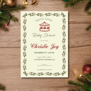 Może przedstawiać: Kremowe, prostokątne zaproszenie na baby shower z zieloną obwódką z jemioły i czerwonymi jagodami. Tekst głosi Merry Little Baby Shower na cześć Christie Joy, 14 grudnia o 15:30 w Sugar Plum Barn, 123 Jingle Way, z grafiką karuzeli.