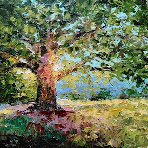 Pode incluir: Pintura a óleo de uma árvore, em estilo impressionista. O tronco é castanho, as folhas verdes e o céu azul. A obra retrata uma paisagem com um campo, com pinceladas texturizadas.