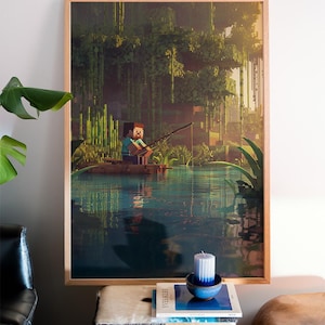 Może przedstawiać: Oprawiony wydruk przedstawiający pikselową scenę osoby łowiącej ryby w stawie otoczonym bujną zieloną roślinnością. Grafika jest oprawiona w drewnianą ramę i jest eksponowana nad wzorzystą otomaną. Niebiesko-biała świeca stoi na niebieskiej misce.