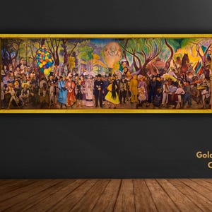 Puede incluir: Una impresión en lienzo con marco dorado que presenta una pintura vibrante y detallada de una multitud de personas con trajes coloridos. La obra de arte representa una escena festiva con figuras con diversos atuendos, sobre un fondo de árboles y un cielo brillante. El texto "Gold Framed Canvas" es visible.