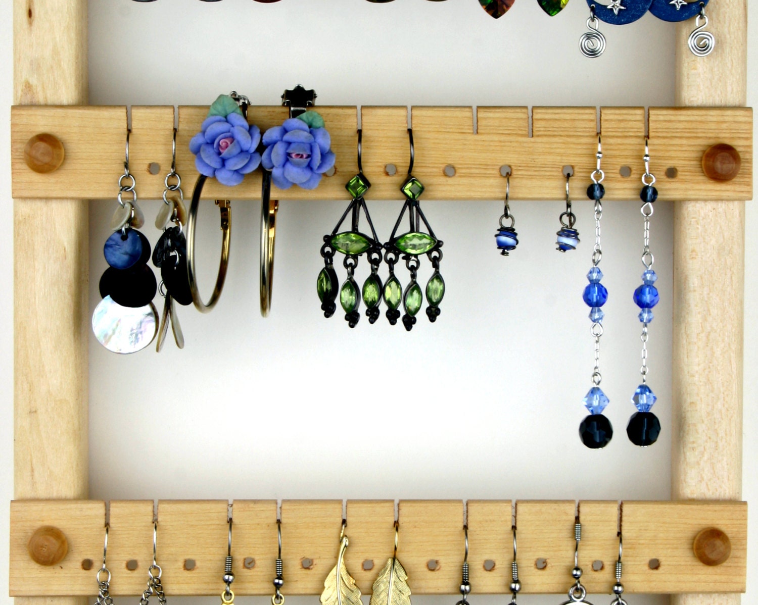 Organizador de joyas: soporte para joyas, colgante, madera, tilo, barra de  collar. Capacidad para 72 pares, 8 clavijas. Soporte para pendientes  Expositor de pendientes -  España