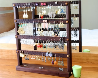 Support pour boucles d'oreilles | Support pour porte-bijoux | Présentoir à bijoux en noyer du Pérou | Organiseur de bijoux en bois. Contient 72 paires de boucles d'oreilles.