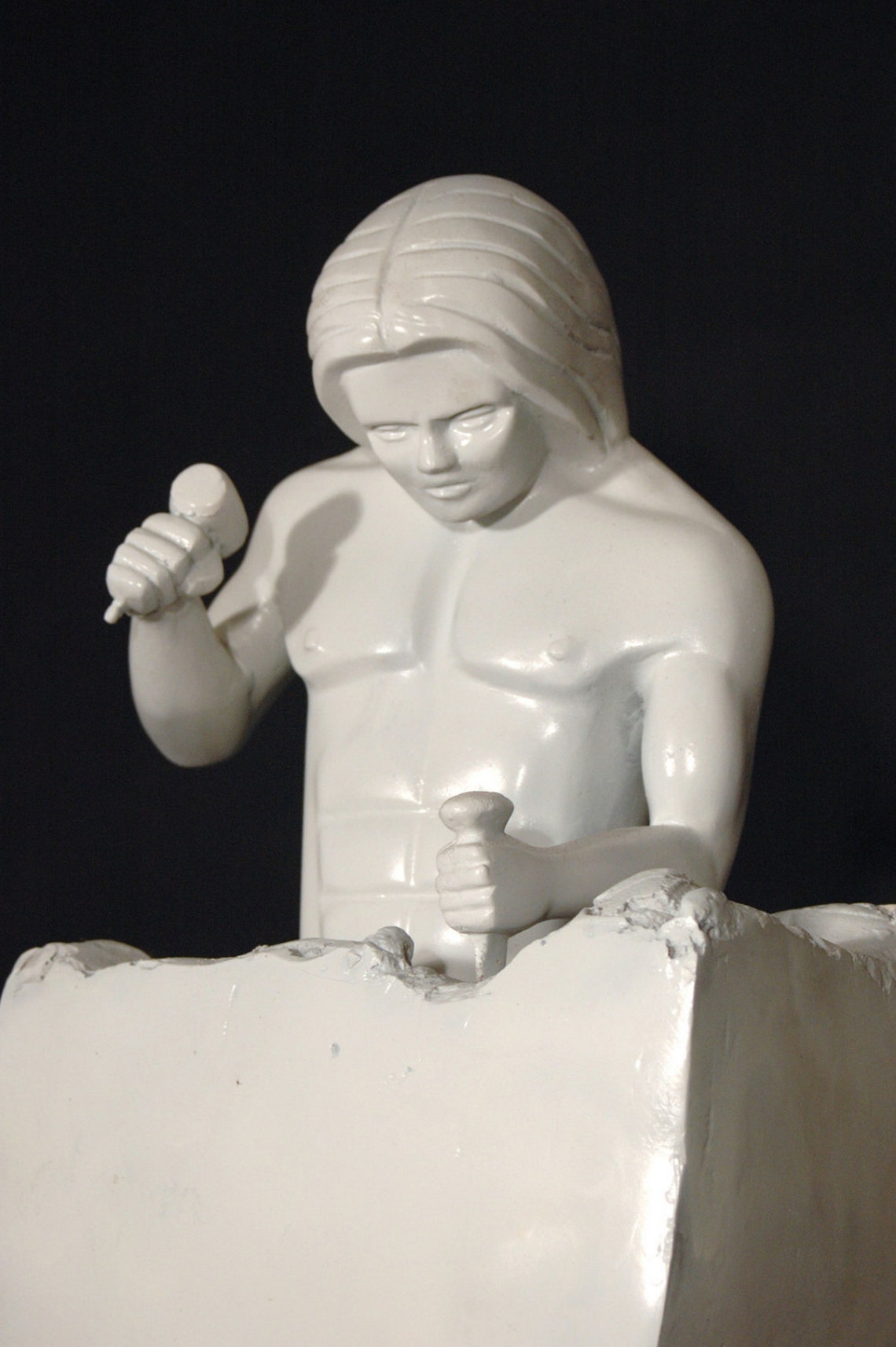 Escultura hombre esculpiendo a sí mismo iluminado fresco narrativo de