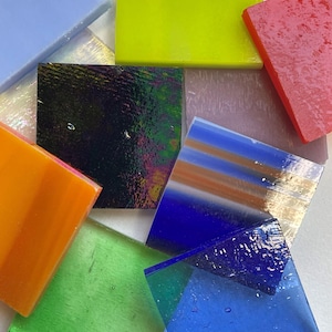 Förskuret smältbart 2,5 cm fyrkantigt Oceanside/Wissmach-glas, blandade färger, 3 mm provbitar, 96 st, 10-pack av Stallings Stained Glass