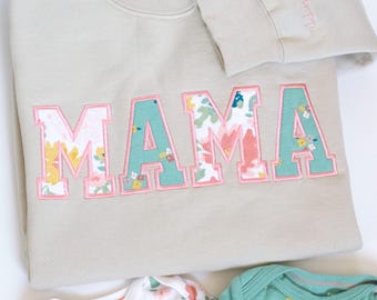 Felpa MAMA Keepsake: maglione ricamato realizzato con applicazioni di vestiti per bambini