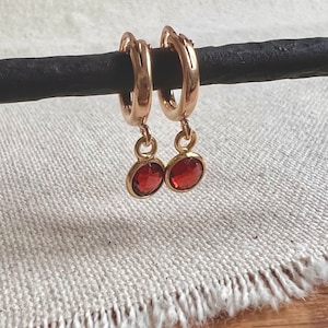 Winzige Granat Gold Hoop Huggie Ohrringe in 14K Gold Fill