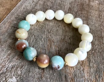 Bracciale elastico con perline in amazzonite e madreperla: protezione lenitiva
