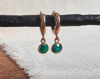 Tiny Green Emerald Huggie Hopp Earrings in 14K Gold Fill