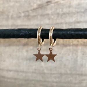 klitzekleine goldene Hoop Huggie Ohrringe in 14K Gold Fill