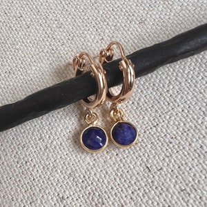 Tiny Blue Sapphire Huggie Hopp Earrings in 14K Gold Fill