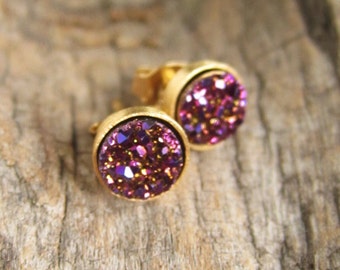 Pendientes diminutos Druzy Ciruela Druzy Studs Titanio Drusy Cuarzo Oro Vermeil Conjunto de bisel