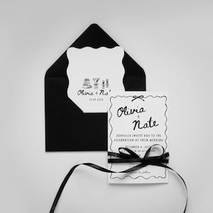 Op de afbeelding: Zwart-wit trouwuitnodigingsset. De uitnodigingskaart heeft een geschulpte rand en een zwart lint. De tekst op de uitnodiging luidt "Olivia + Nate" en "Nodigen u van harte uit voor de viering van hun bruiloft op 4 december 2022."