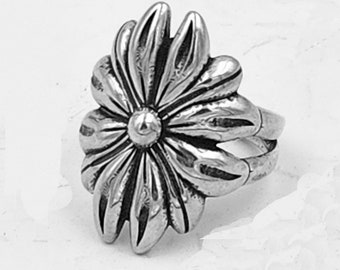 KFR411 Daisy Ring in Sterling Silver wraps around the finger in US sizes 6, 8, 10 designed by Kim Fox