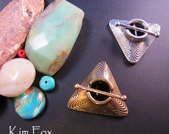 KF210 Triangular Toggle Clasp – Golden Bronze, Chartres Pattern, 2-Strand Jewelry Finding