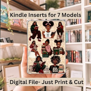 Peut inclure: Insert de protection pour Kindle transparent avec des illustrations de femmes noires lisant. Le texte "Kindle Inserts for 7 Models" et "Digital File- Just Print & Cut" sont affichés. Les illustrations incluent le texte "BLACK GIRLS READ" et "READ BLACK BOOKS".