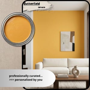 K&ouml;nnte beinhalten: Ein ge&ouml;ffneter Farbeimer mit Butterfield SW 6676, einem leuchtenden Gelb-Orange. Das Bild zeigt ein Wohnzimmer mit gelber Wand, wei&szlig;em Sofa und abstrakter Kunst. Der Text lautet: 'professionell kuratiert... >>> personalisiert von Ihnen'.