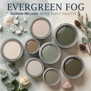 Könnte beinhalten: Eine Sherwin-Williams Evergreen Fog Heimfarbpalette mit acht offenen Metalldosen in verschiedenen Beige-, Braun- und Grüntönen. Das Arrangement enthält dekorative weiße Steine, Tannenzapfen und eine cremefarbene Rose als Akzente.