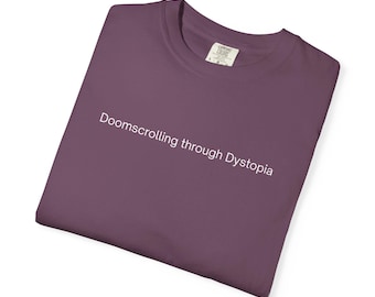 Doomscrolling durch Dystopie T-Shirt | Dark Humor T-Shirt | Internet Kultur Shirt | Ironisches Unisex Geschenk | Mem Ästhetische Kleidung
