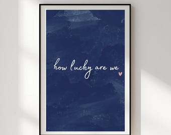 Impresión "Qué suerte tenemos": Tipografía azul marino y rosa, decoración minimalista para el hogar, plantilla editable de Canva (descarga instantánea)