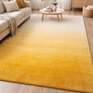 Pode incluir: Tapete retangular com um gradiente de amarelo a branco. O tapete tem uma textura macia e felpuda. Ideal para uma sala de estar ou quarto, mede aproximadamente 200 cm x 300 cm.