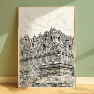 Op de afbeelding: Een zwart-wit schetsafdruk van de Borobudur-tempel, met gedetailleerd metselwerk, gelaagde niveaus, talloze stoepa's en boogvormige nissen met zittende Boeddhabeelden onder een lucht vol lichte, getextureerde wolkenstreken.