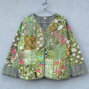 Jaqueta Kantha de Patchwork Verde Feita à Mão: Casaco Boho de Algodão Acolchoado