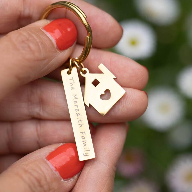 Graverad nyckelring med New Home New Beginnings - I presentask med kort bild 5