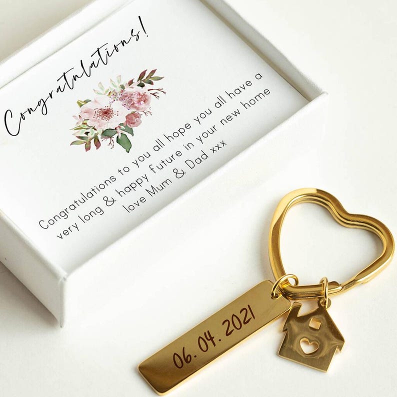 Graverad nyckelring med New Home New Beginnings - I presentask med kort bild 6